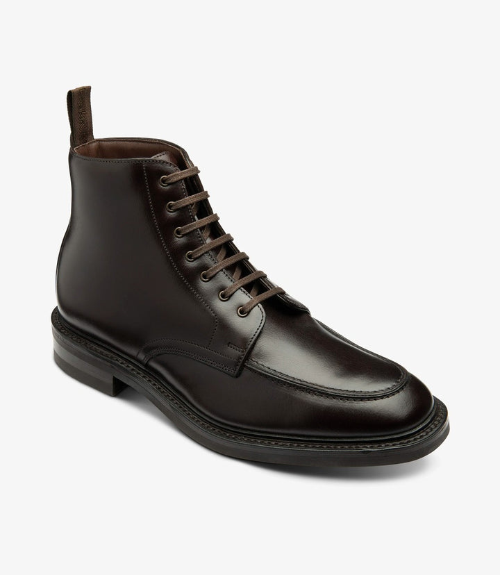 Captured at an angle, this image highlights the shoe’s elegant silhouette, emphasizing the hand-painted finish and the slight shine of the calf leather. The curve of the upper, along with the visible stitching and the robust rubber sole, adds depth to the boot’s structure.